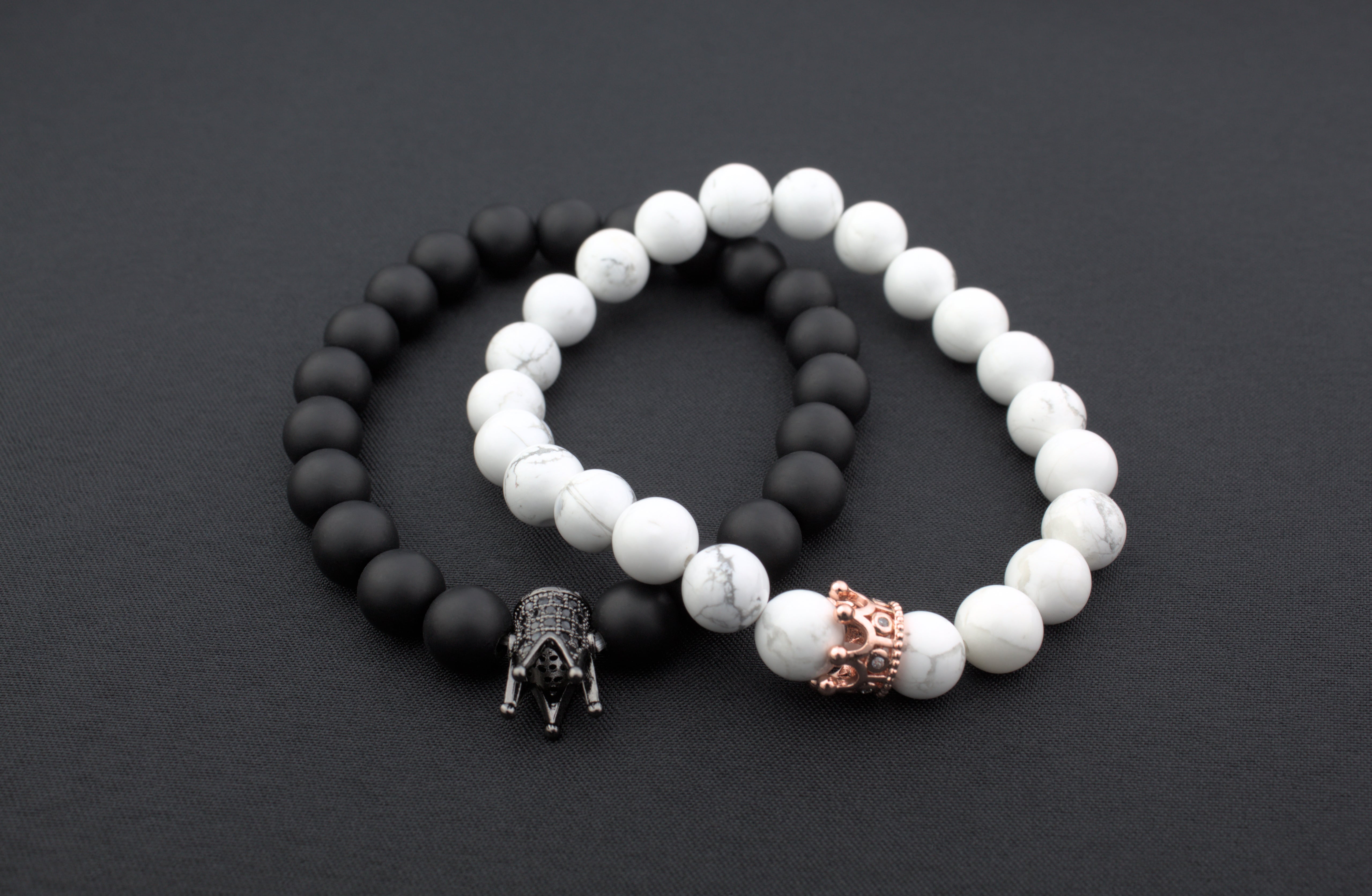 Pulseras de la distancia color blanco y negro con coronas rosa y negra