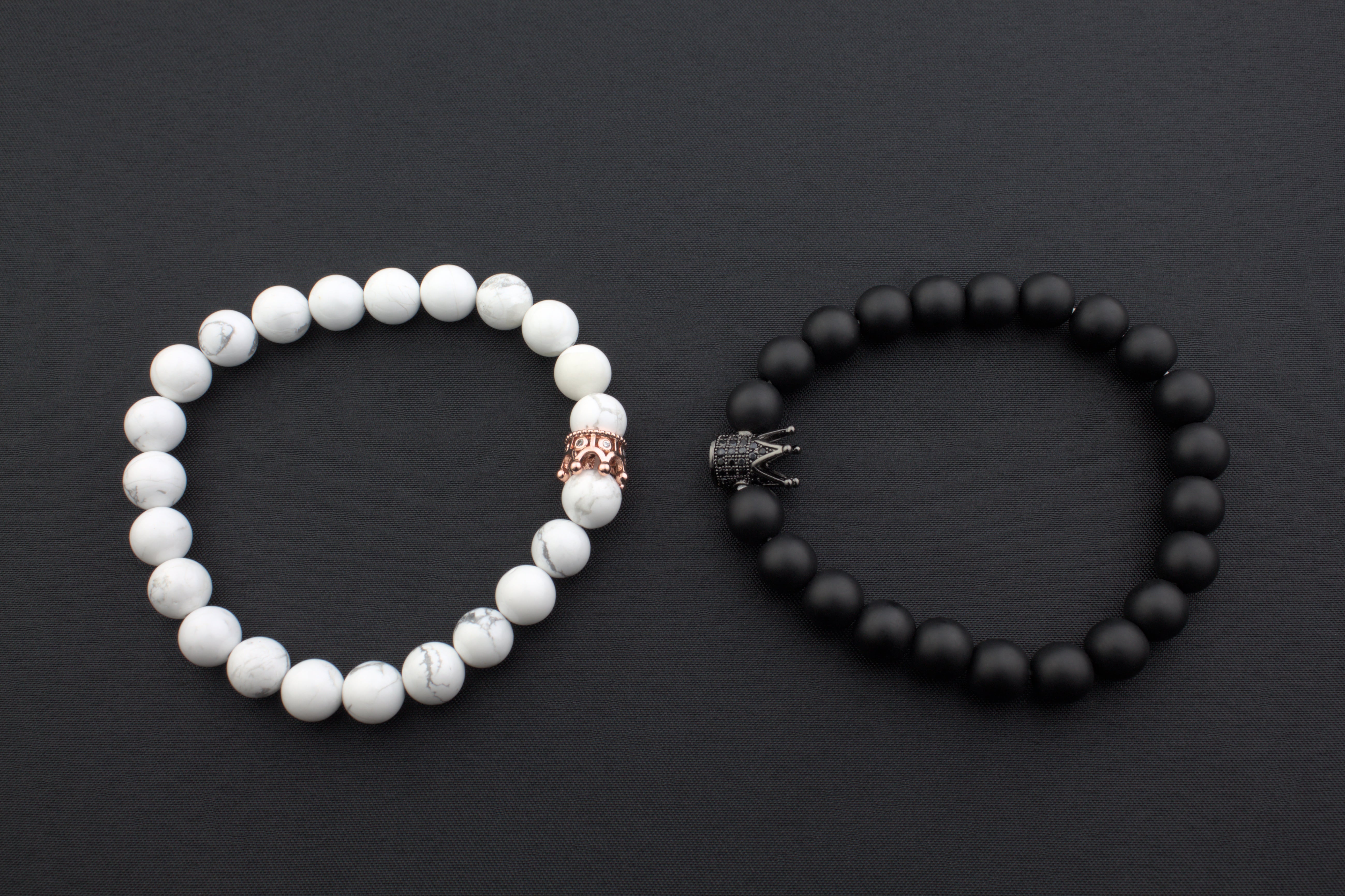 Pulseras de la distancia color blanco y negro con coronas rosa y negra