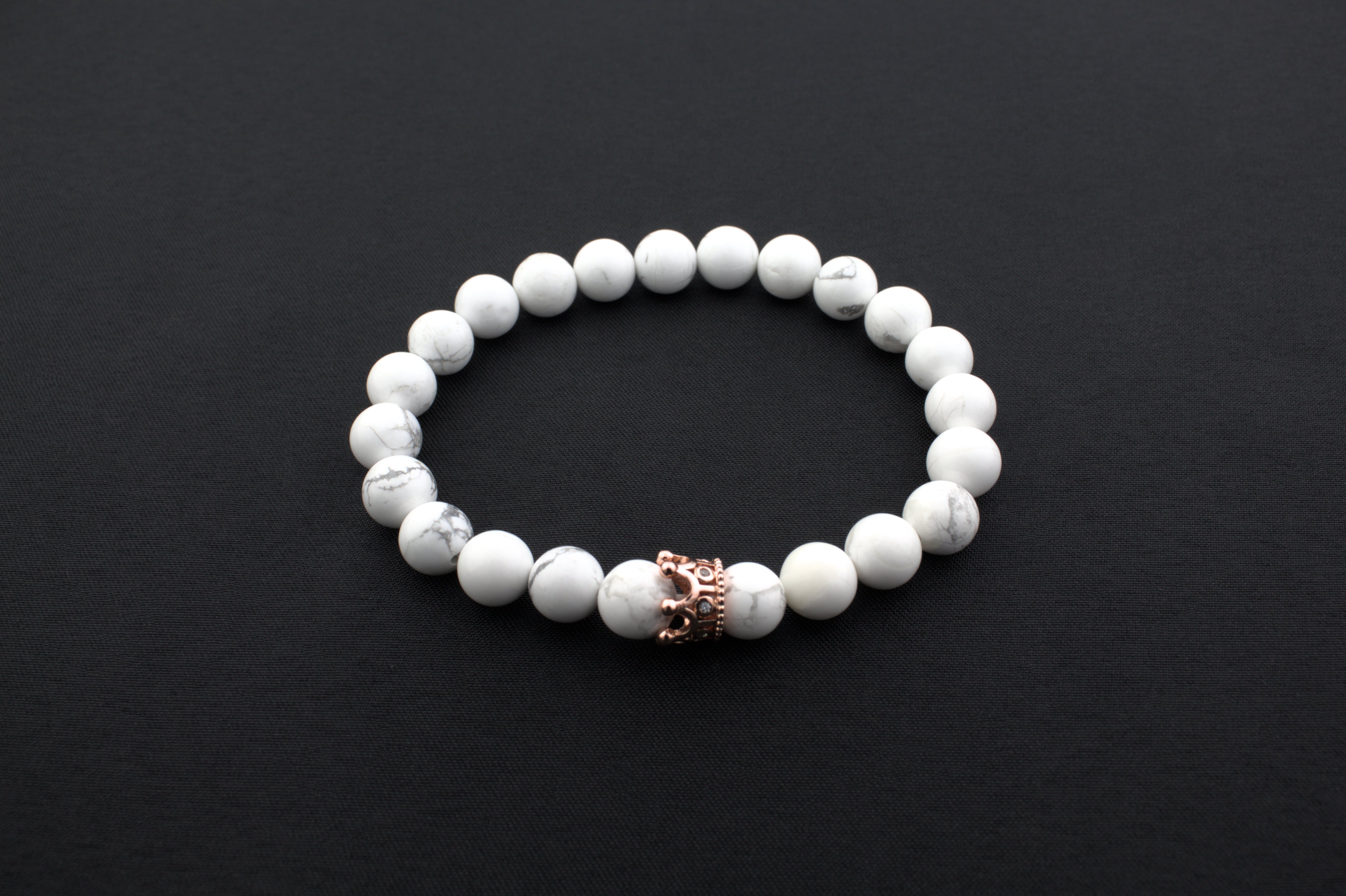 Pulseras de la distancia color blanco y negro con coronas rosa y negra