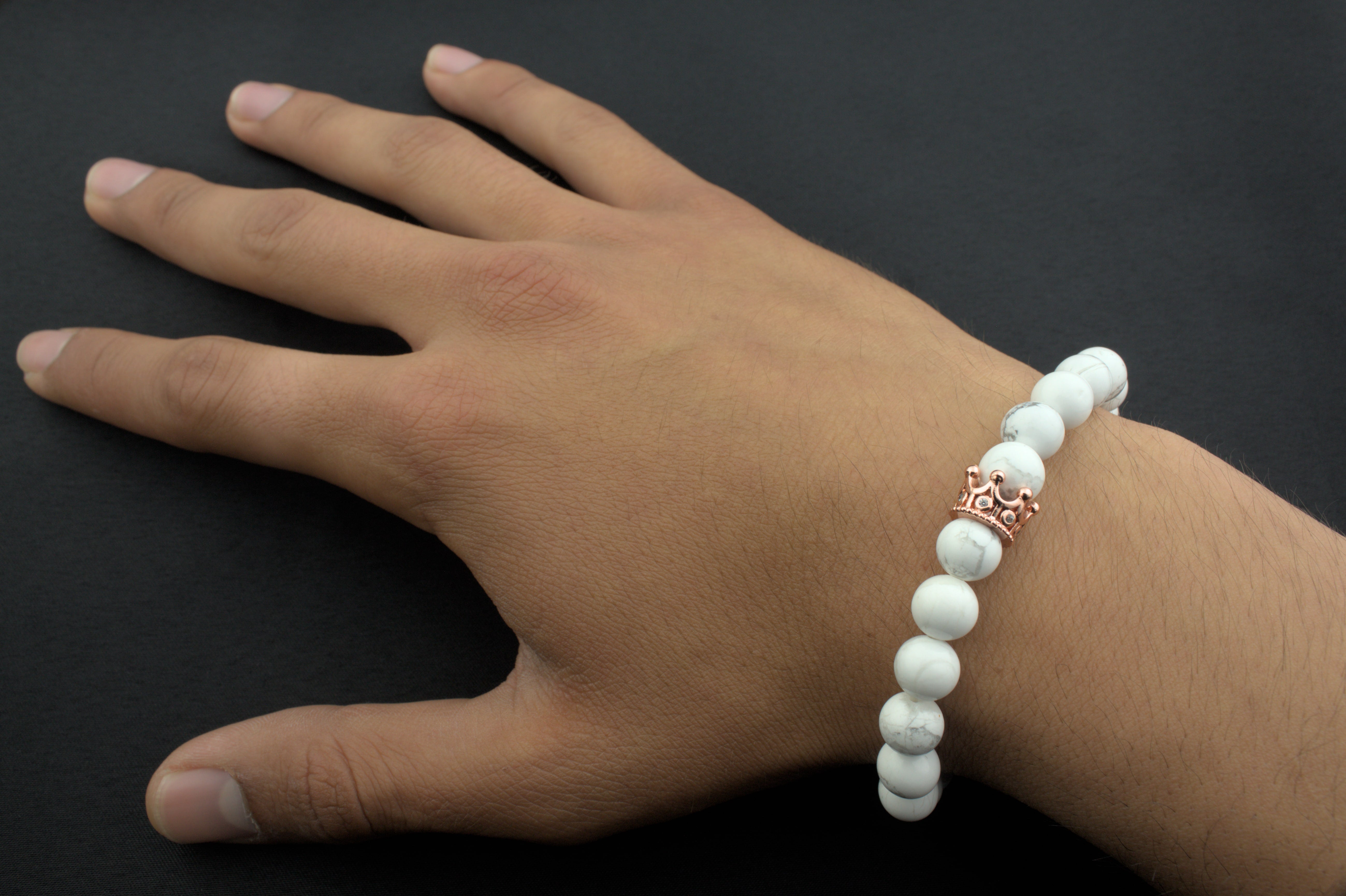 Pulseras de la distancia color blanco y negro con coronas rosa y negra