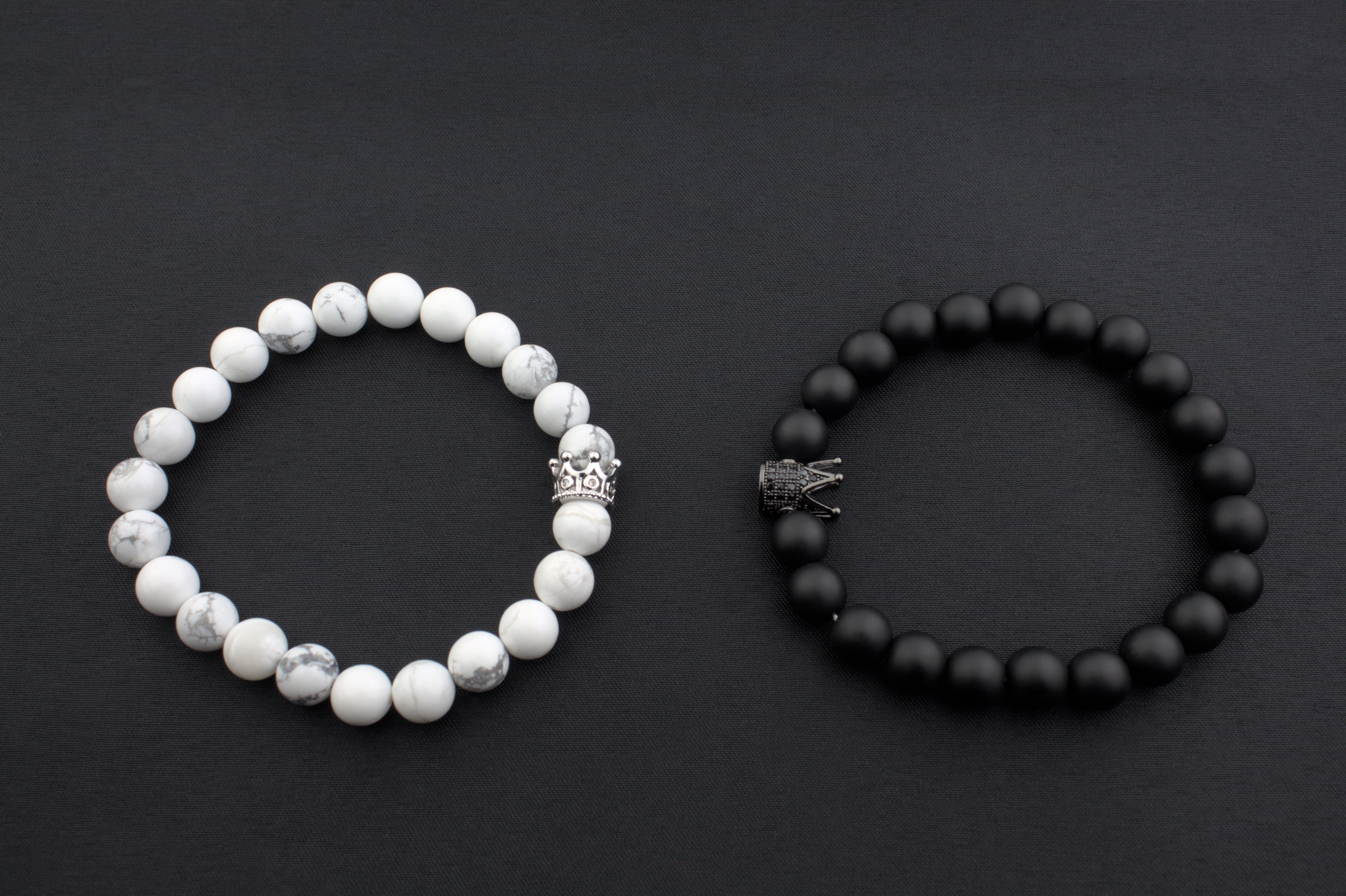 Pulseras de la distancia color blanco y negro con coronas plateada y negra