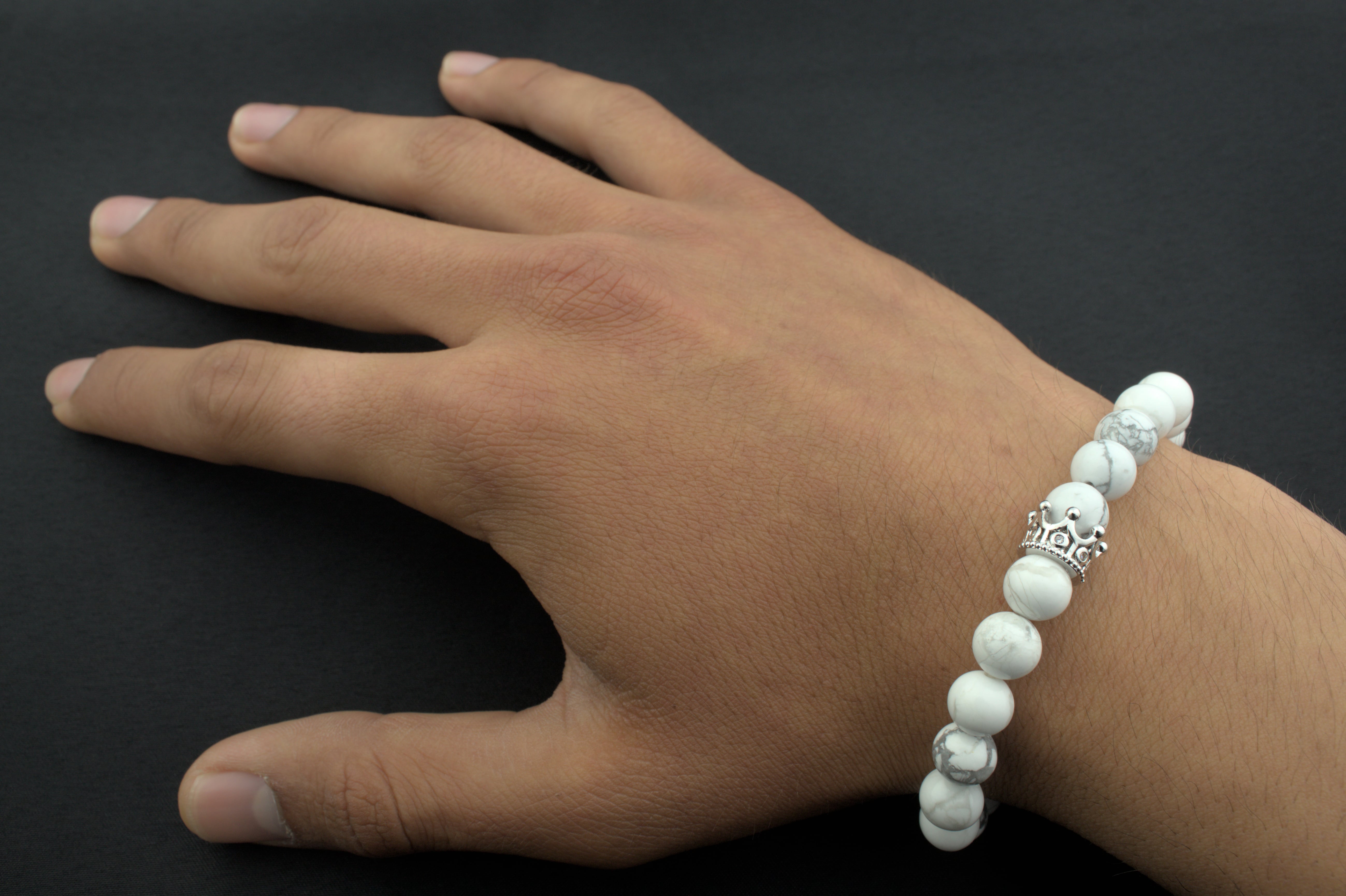 Pulseras de la distancia color blanco y negro con coronas plateada y negra