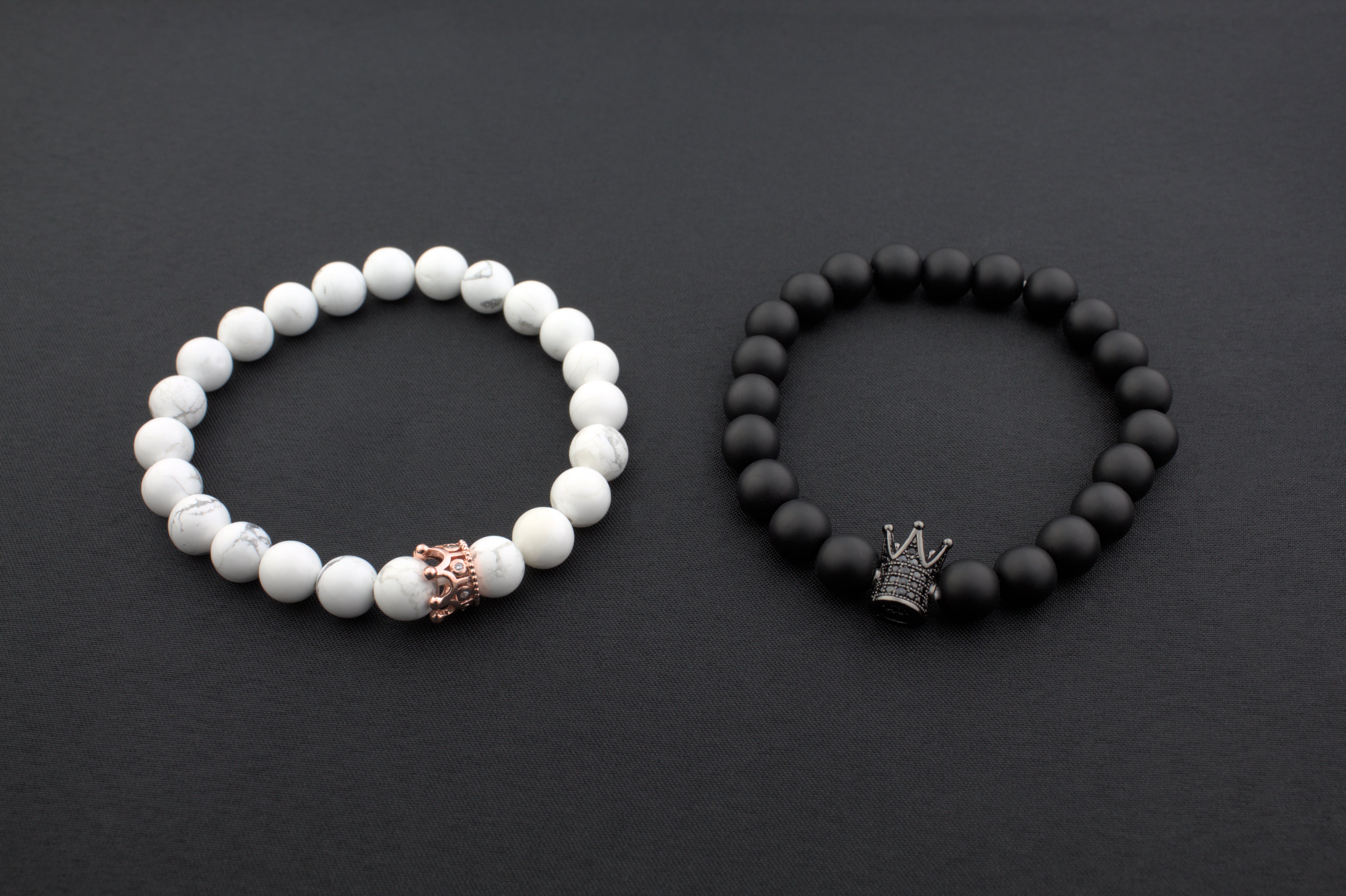 Pulseras de la distancia color blanco y negro con coronas rosa y negra