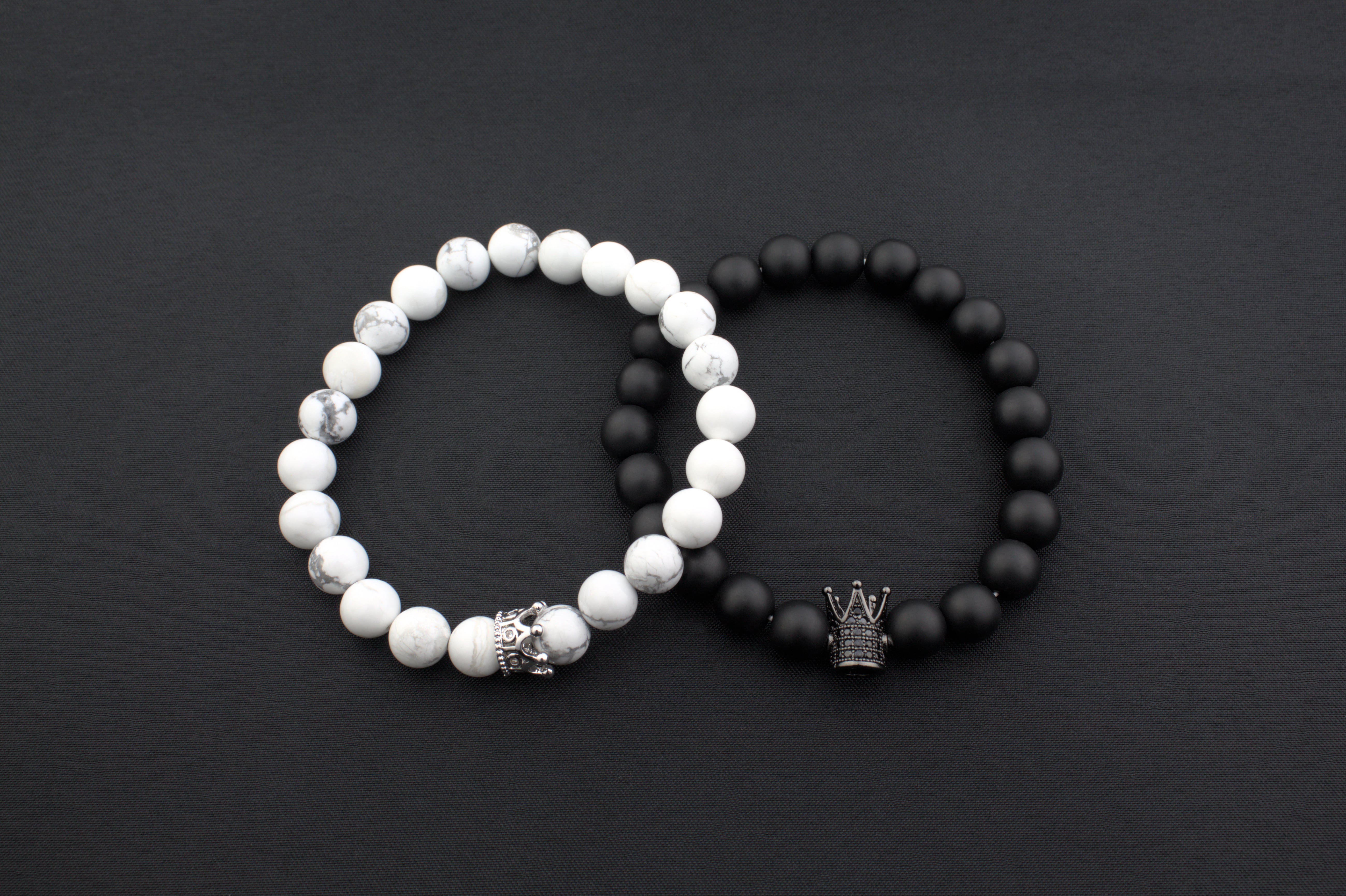 Pulseras de la distancia color blanco y negro con coronas plateada y negra