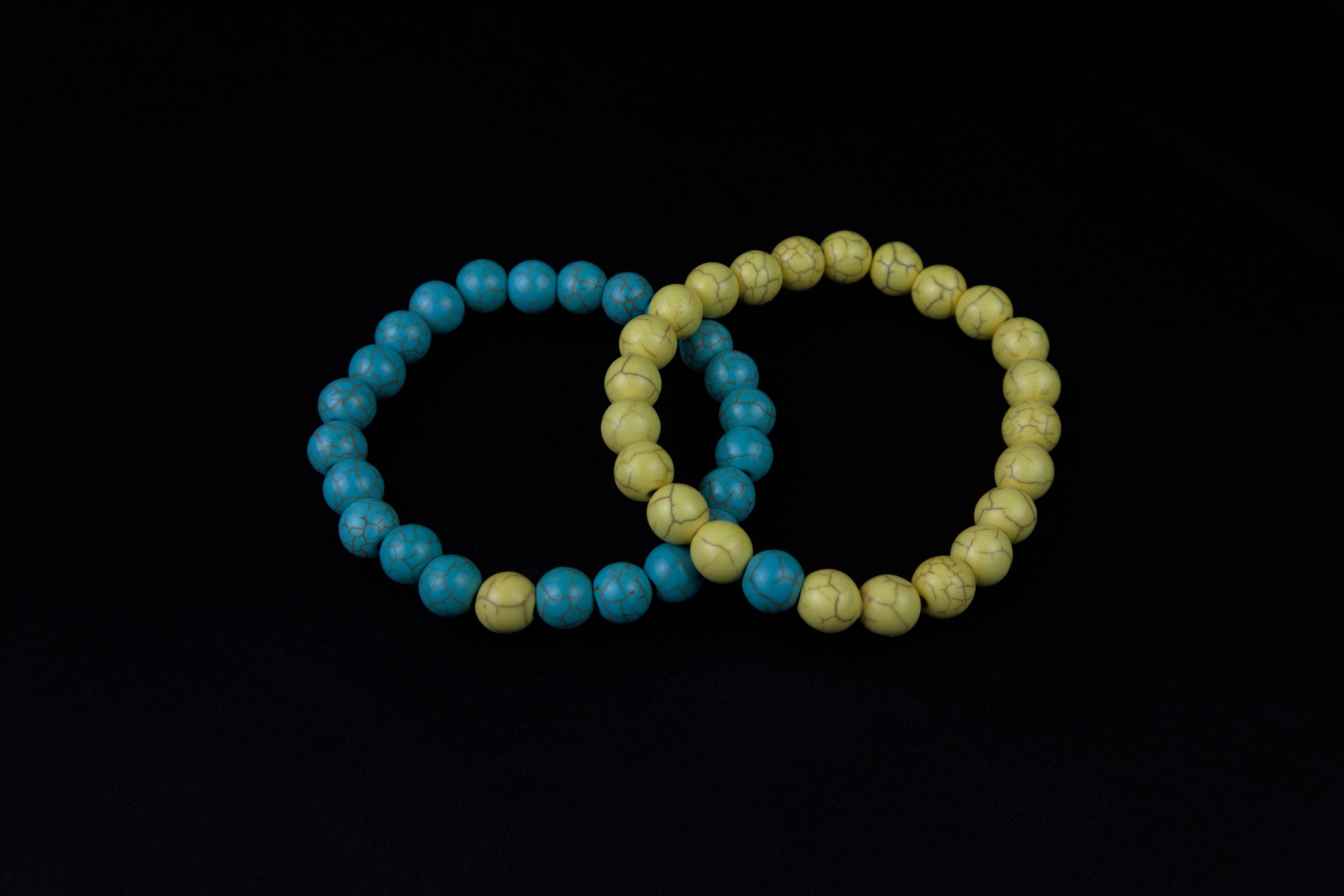 Pulseras de la distancia azul con amarillo